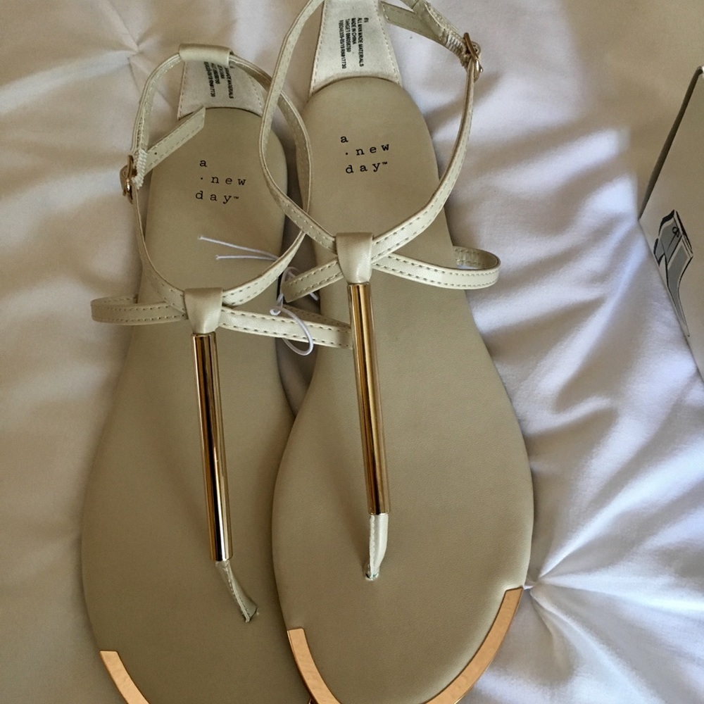NEW gold accent T strap thong sandals 9 bone